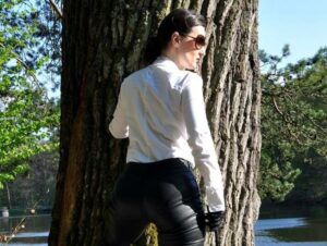 Victoria Valente Porno Video: Folge meinen Stilettoschritten im Wald