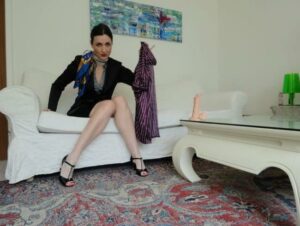 Victoria Valente Porno Video: In Satinbluse abspritzen