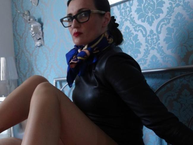 Victoria Valente Porno Video: Nylonfüsse und Lederhandschuhe