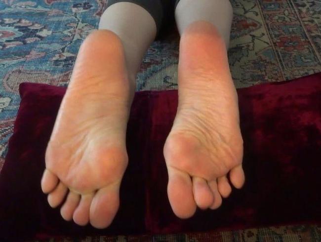 Victoria Valente Porno Video: Spray my soles I need your sperm!