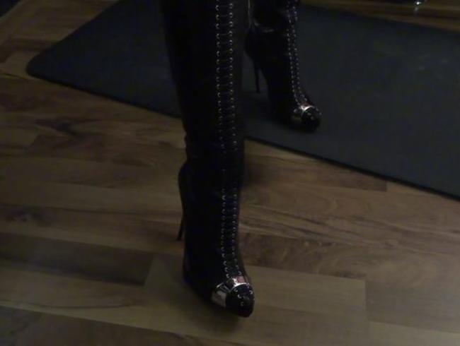 Victoria Valente Porno Video: Stiefel lecken und Po küssen